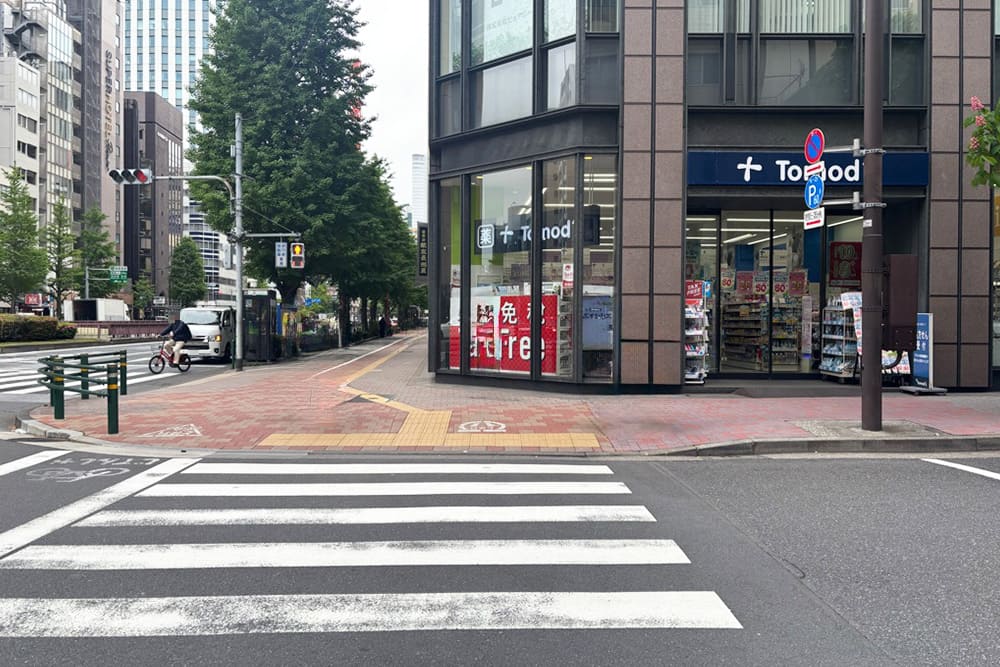 The crosswalk in front of the Tomod's Ginza 3-chome store.