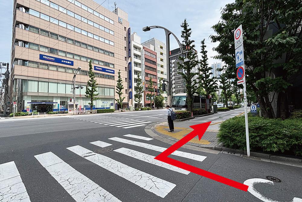 The crosswalk in Ueno 1-chome, with [Mizuho Bank] visible across the street.