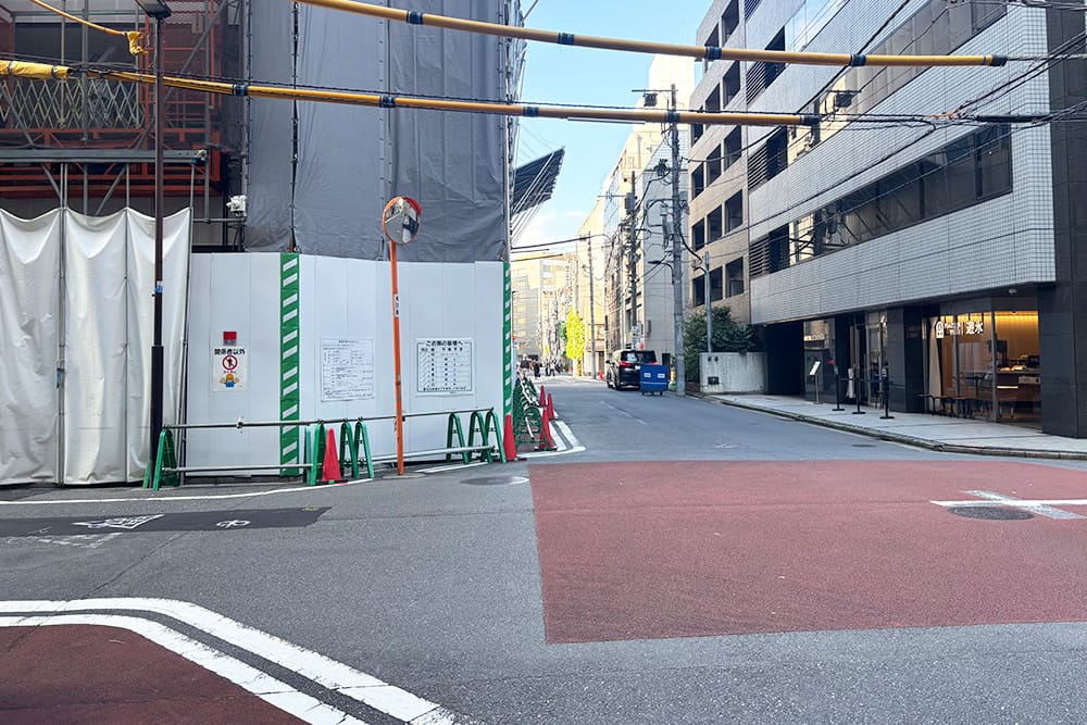 The intersection just before TENSHO OFFICE Otemachi.