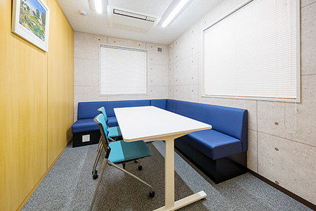 Complimentary meeting room! Fully equipped common utility.
