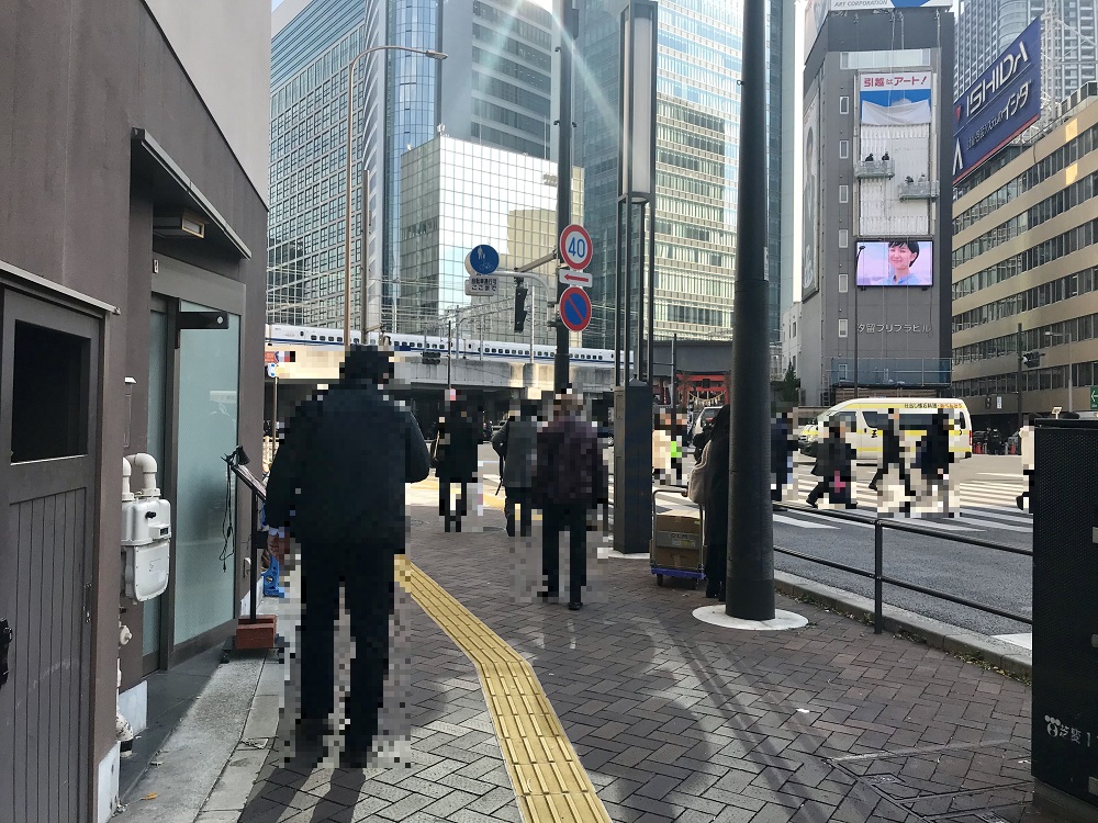 新橋の歩道