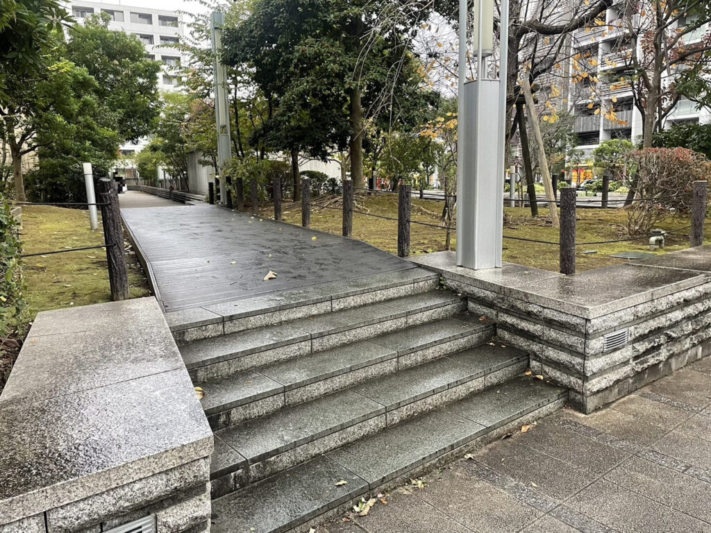 白高児童遊園手前の小さな階段