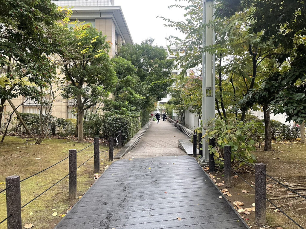 白高児童遊園手前の小さな階段