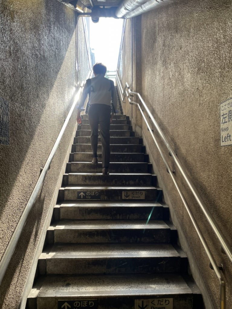 京橋駅 6番出入口の階段