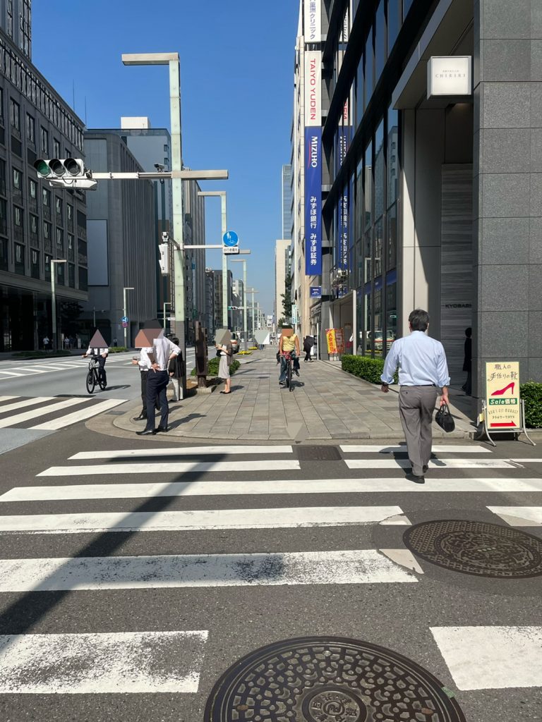 みずほ銀行前の横断歩道