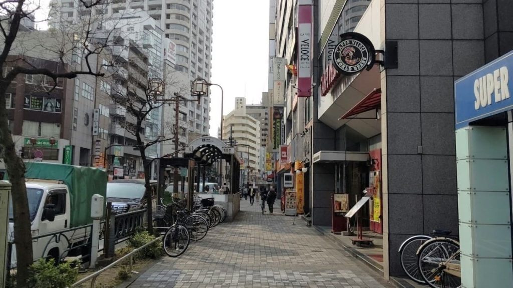 カフェ・ベローチェ池袋西口店前