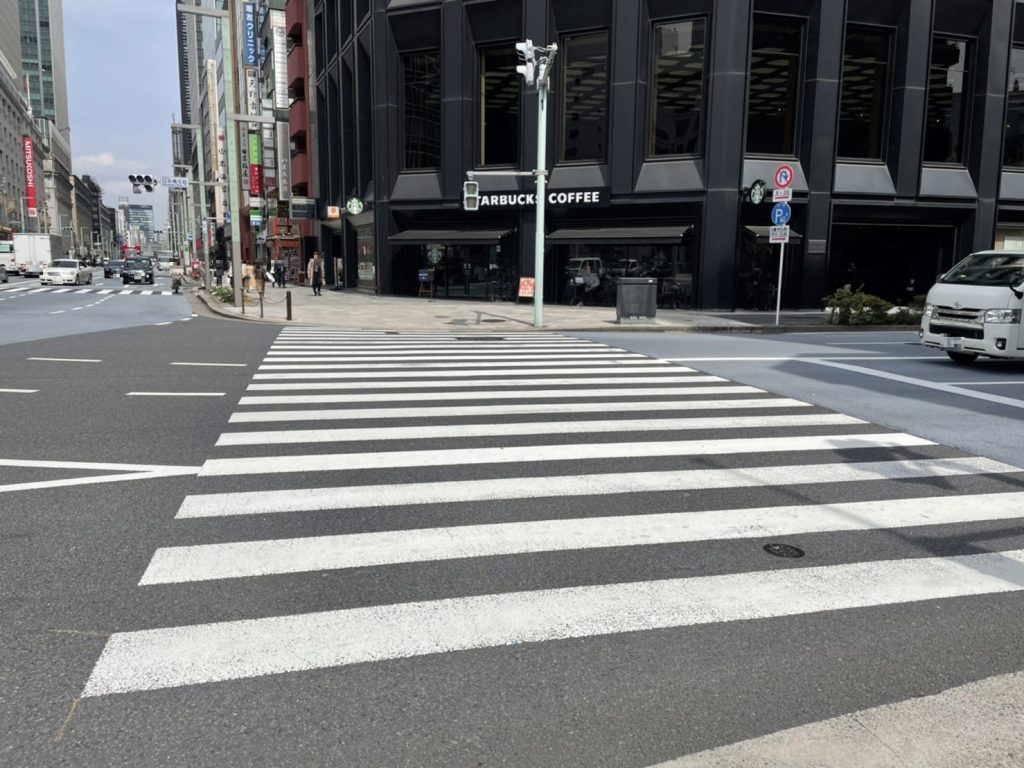 スターバックスコーヒー前の横断歩道