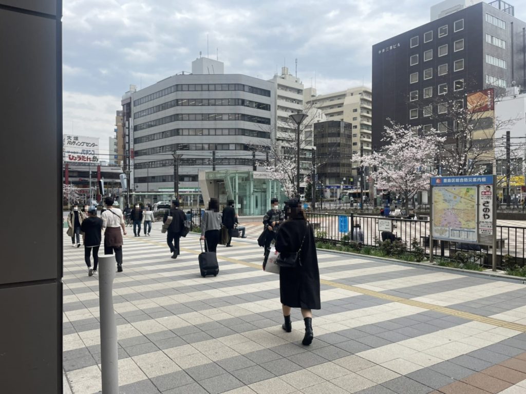 大塚駅南口バラの広場