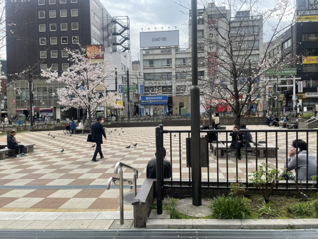 大塚駅南口バラの広場