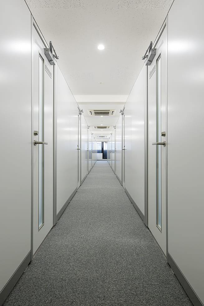 ブースタイプのお部屋が並んでいる廊下ー天翔オフィス東京駅