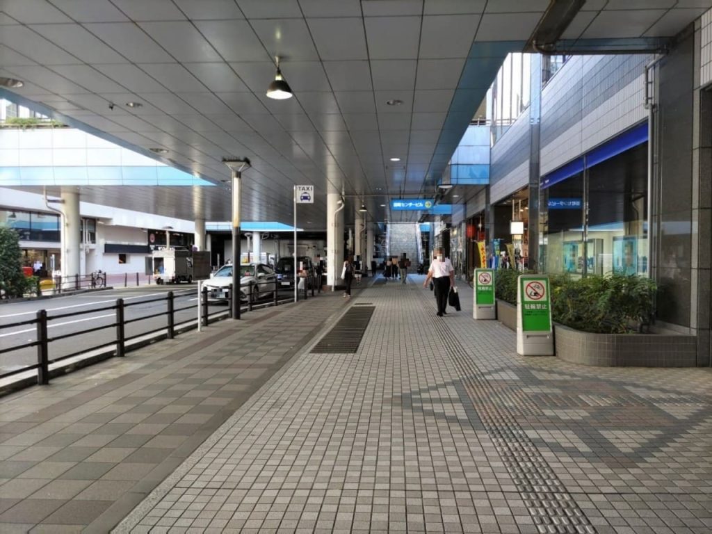 三田駅A4出口の地上