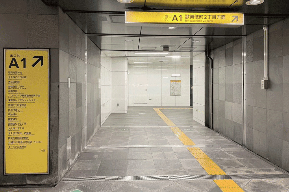 東新宿駅A1出口の案内版