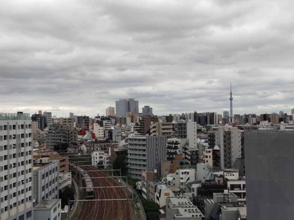 東京スカイツリーと山手線-天翔オフィス大塚13階からの眺望
