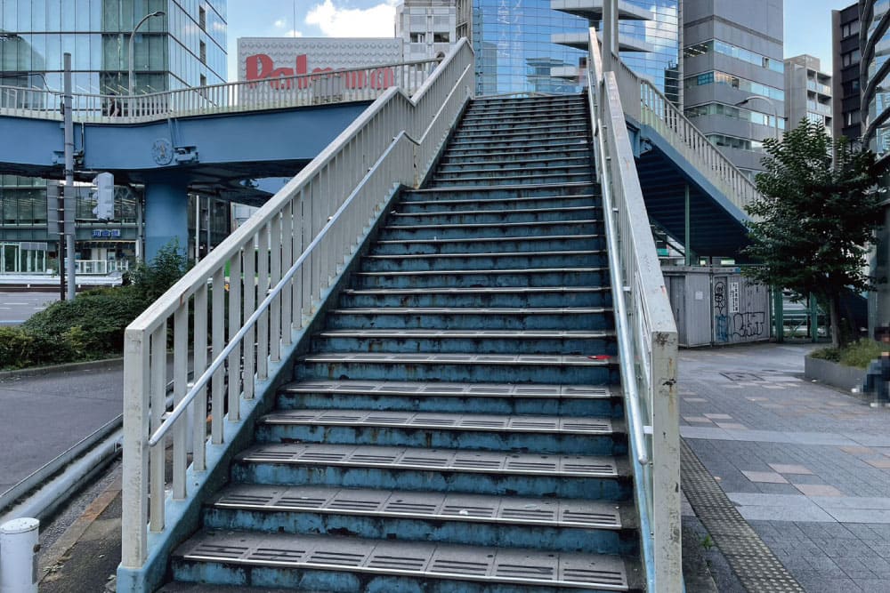 歩道橋の階段