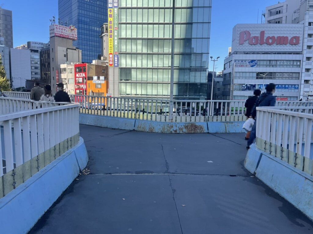 歩道橋の分かれ道