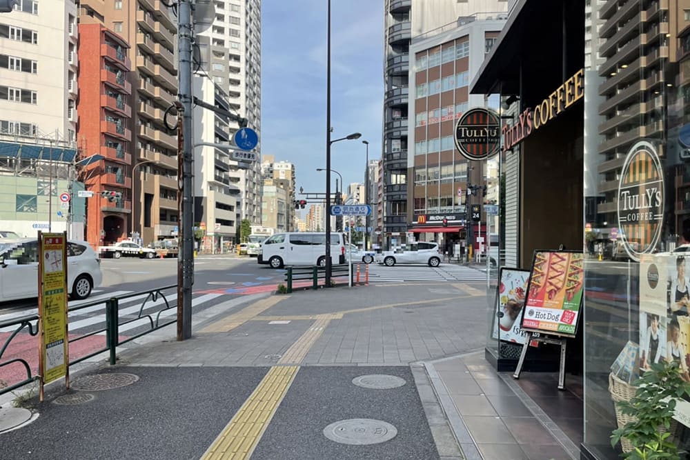東新宿駅付近にあるタリーズコーヒーと横断歩道