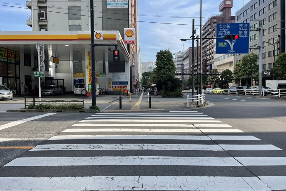 ガソリンスタンドシェルと横断歩道