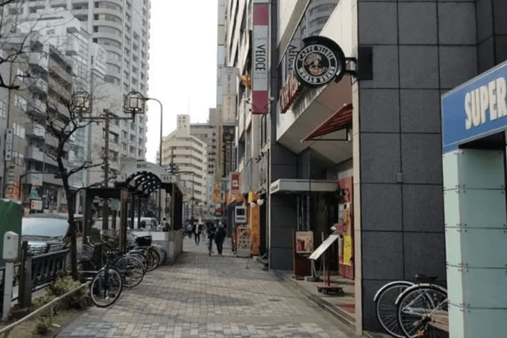 カフェベローチェと歩道