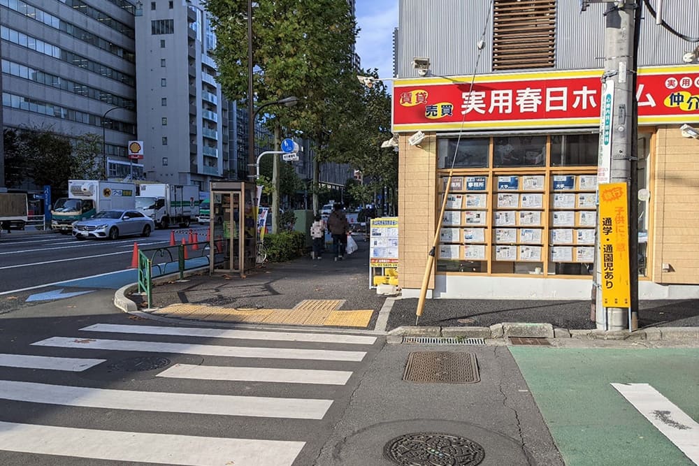 実用春日ホームと横断歩道