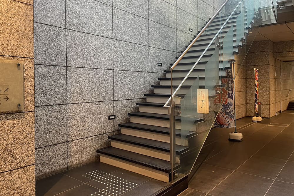 西新宿駅C12出口にある階段