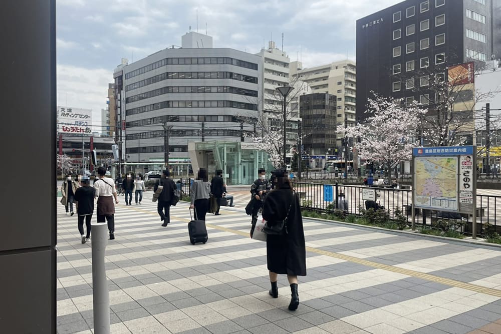 JR大塚駅前にあるバラの広場