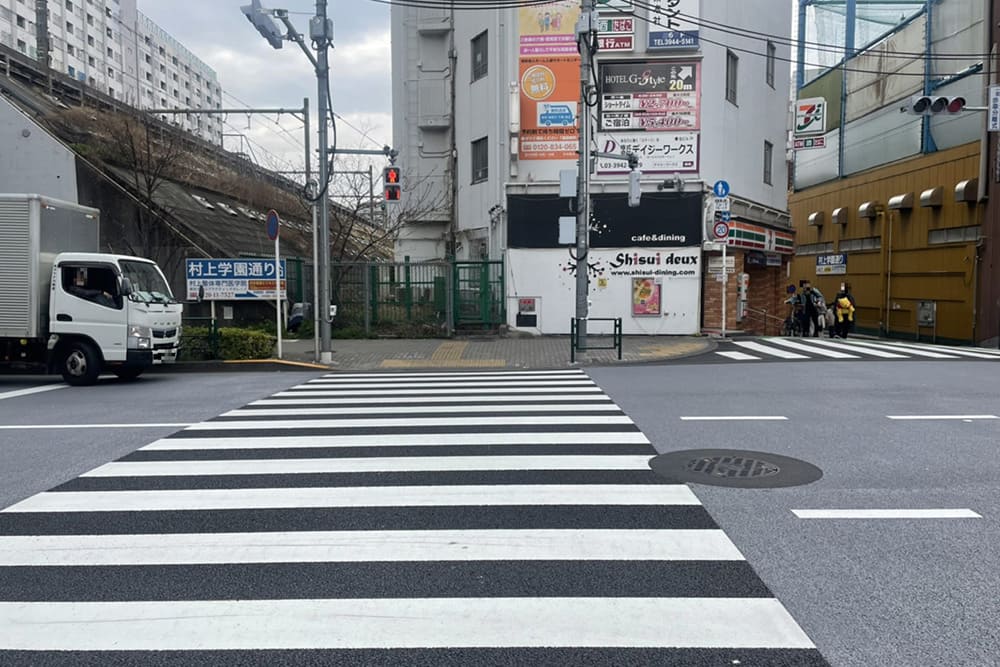 大塚にあるセブンイレブンと横断歩道