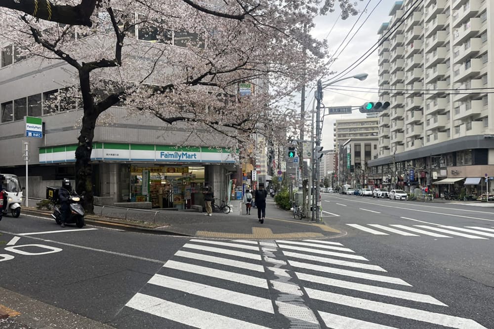 新大塚駅近くにあるファミリーマートと横断歩道