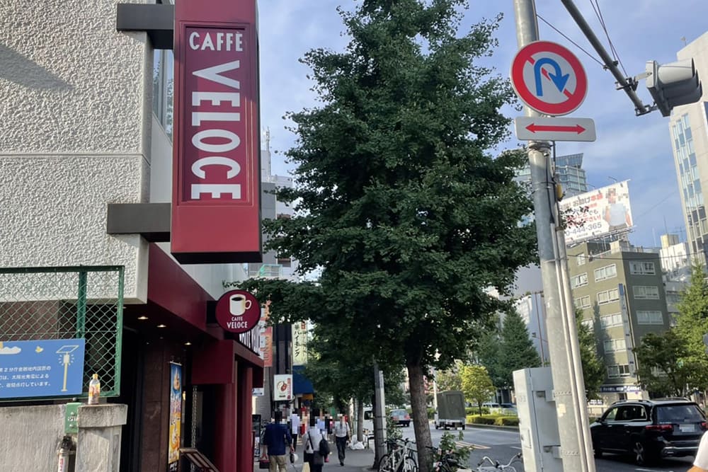 新宿三丁目駅E1出口付近にあるカフェベローチェ