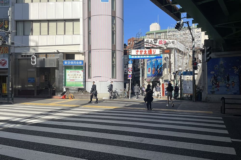 東京信用金庫と横断歩道