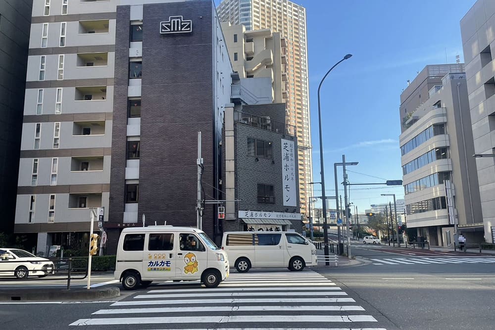 芝浦ホルモンと横断歩道