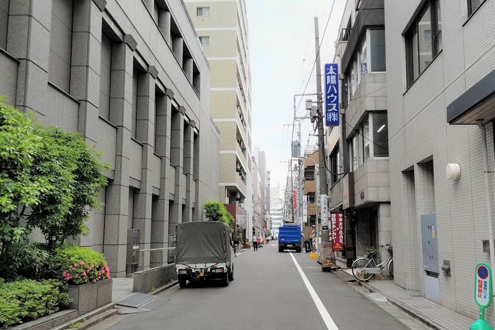 みずほ銀行小舟町支店を曲がった路地