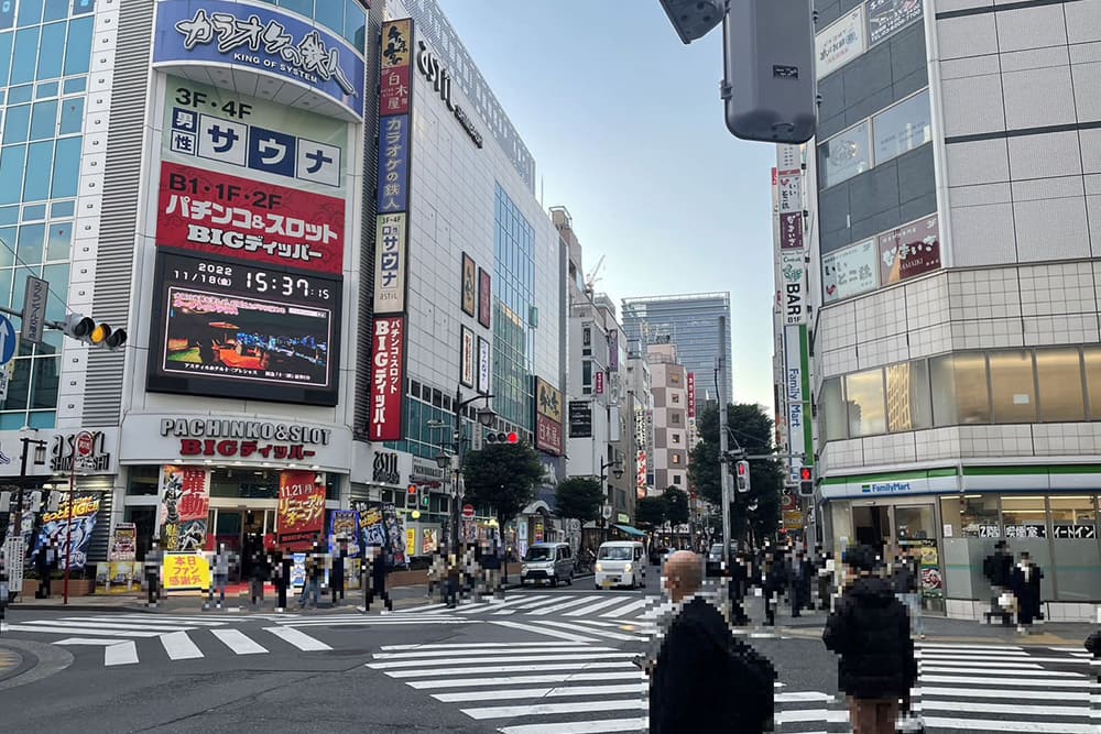 烏森通りのスクランブル交差点