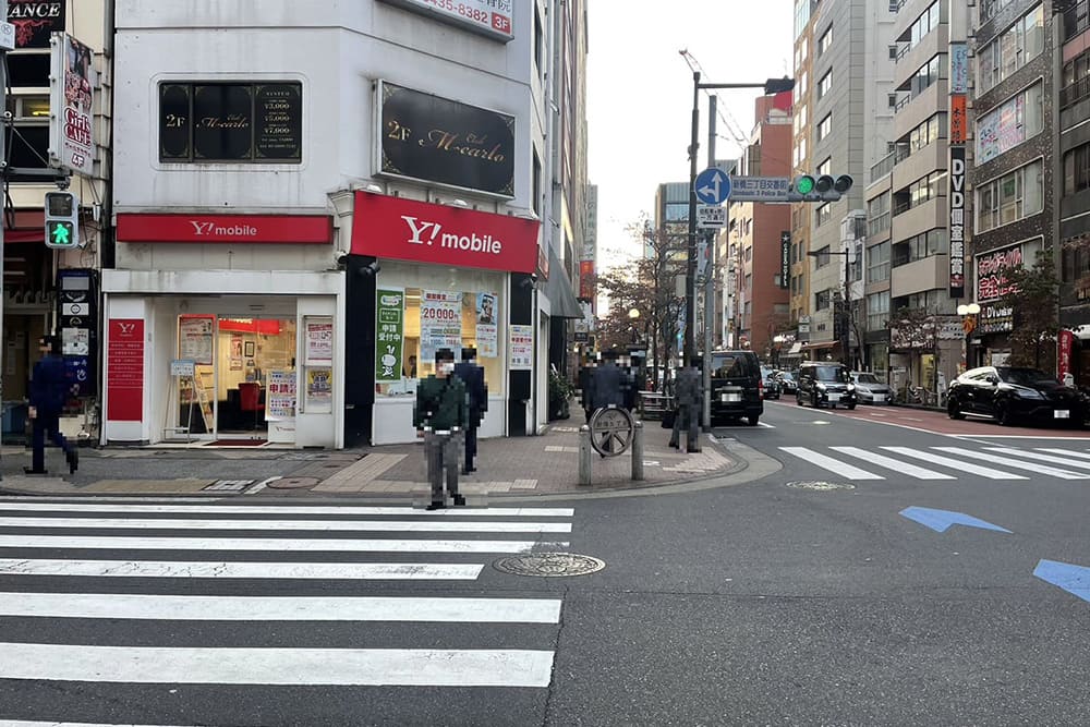 新橋にあるY！モバイルと横断歩道