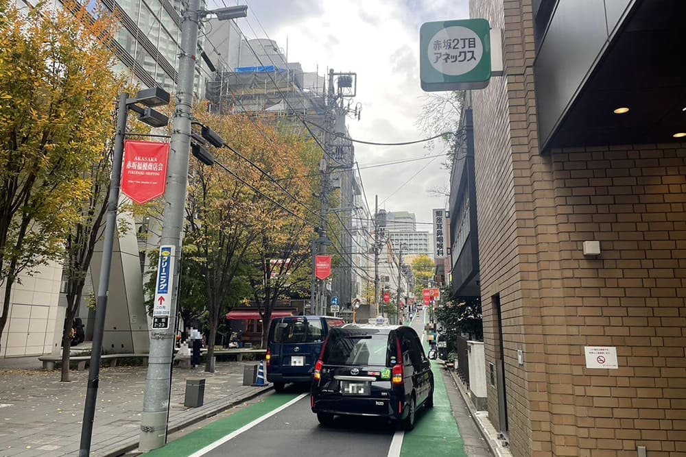 アークヒルズフロントタワー前の路地