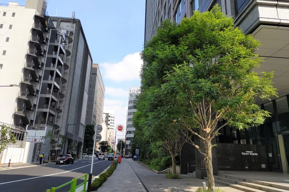 京橋トラストタワー前