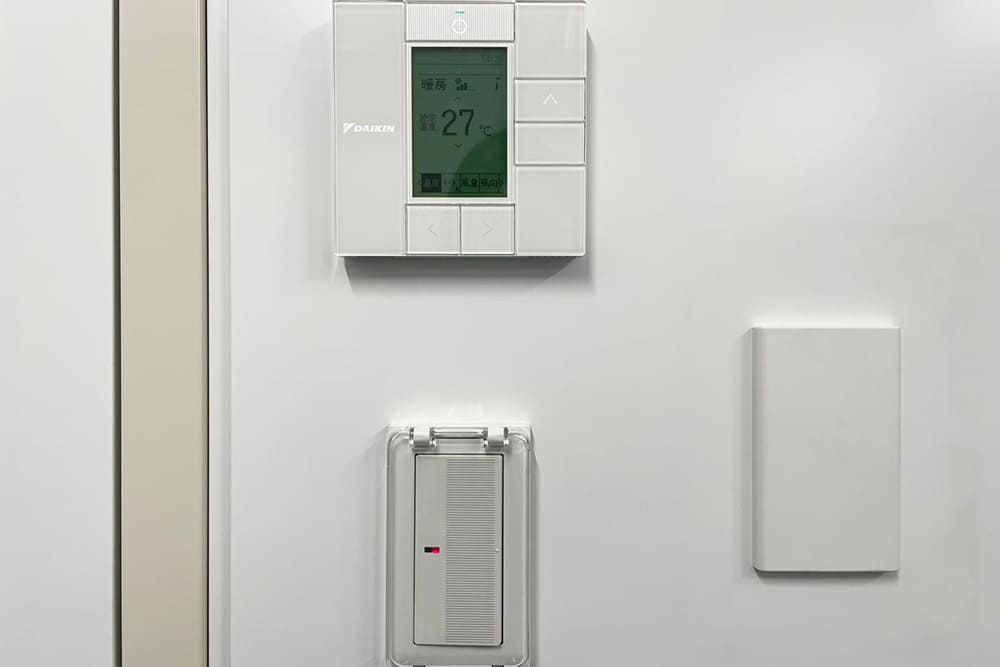 天翔オフィス上野末広町704号室内にあるエアコンのスイッチ