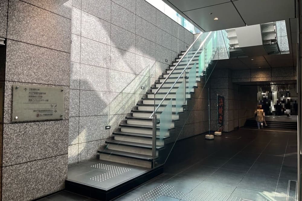 西新宿駅C12出口から地上へ続く階段