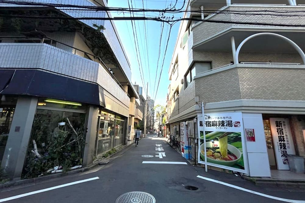 ル・パニエ・ド・フルール（花屋）横の道路