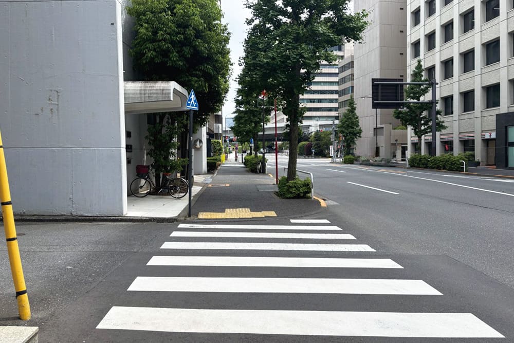 「都自動車」前の横断歩道。