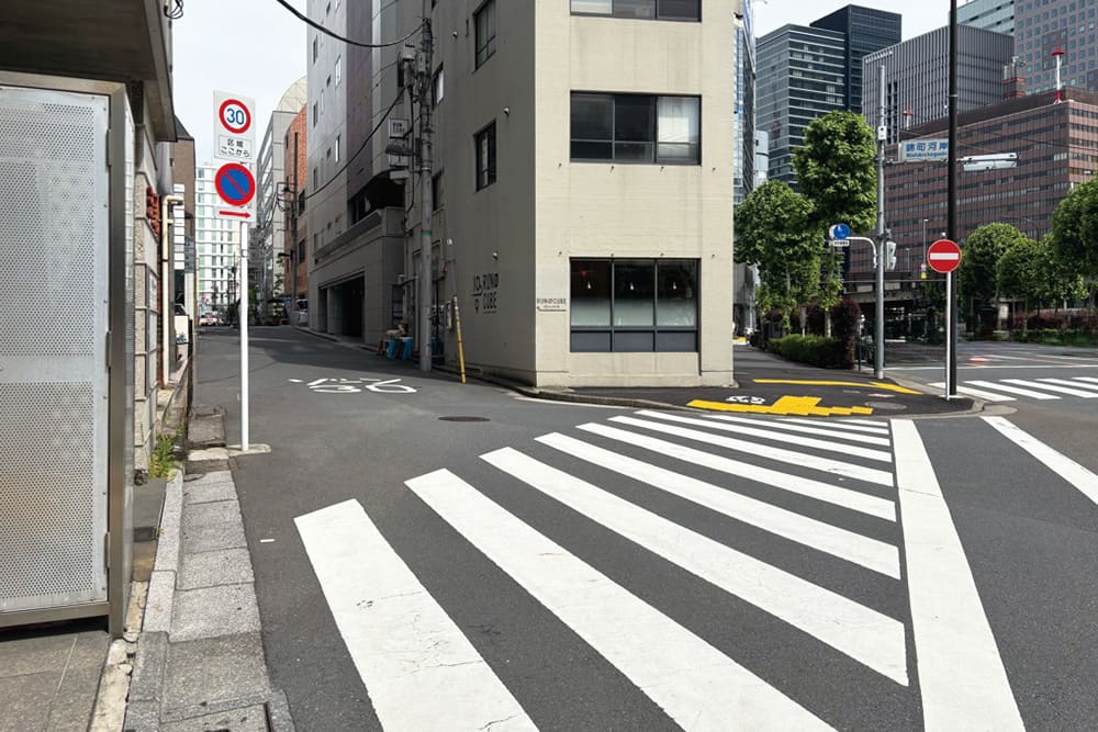 「東京アスリート食堂」前の横断歩道。