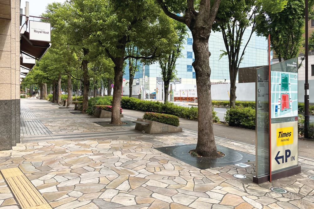 神保町駅A9出口を出てすぐの歩道。右手に「Timesパーキング」の看板と周辺案内図が見える。