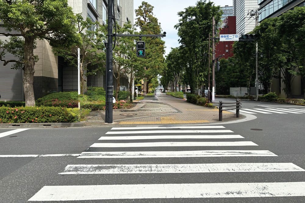 「神保町三井ビルディング」前の横断歩道。
