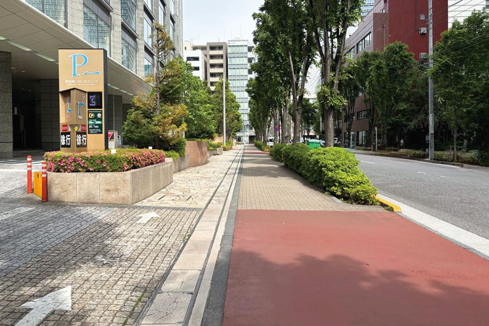 「神保町三井ビルディング」前の歩道。