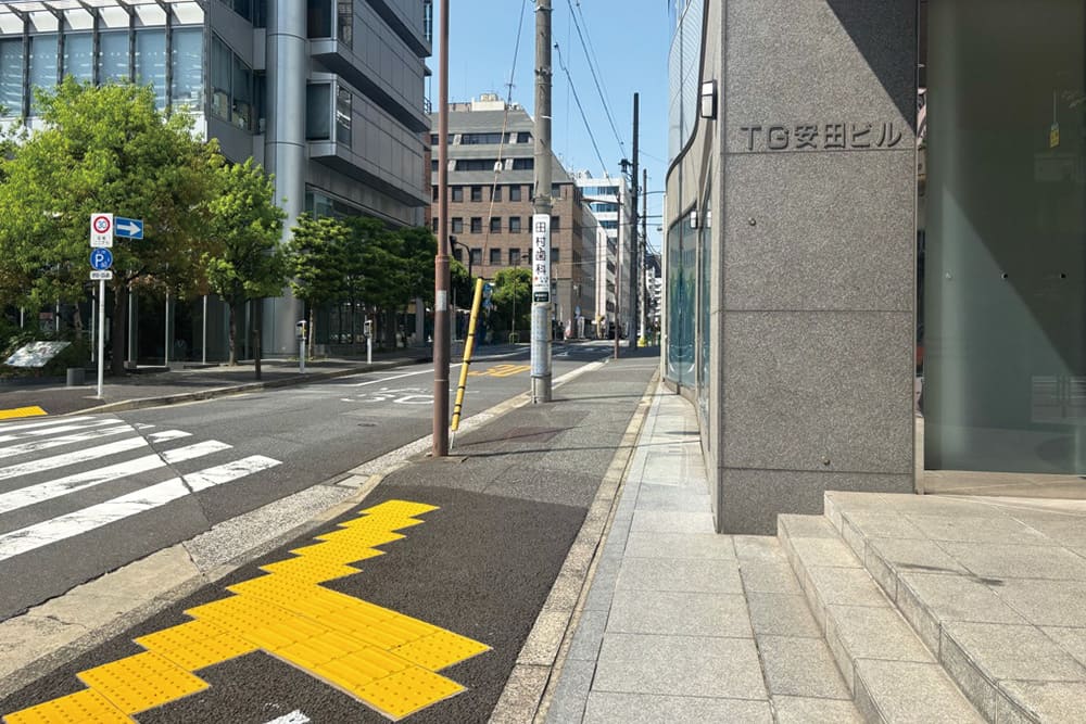 「TG安田ビル」付近の歩道。