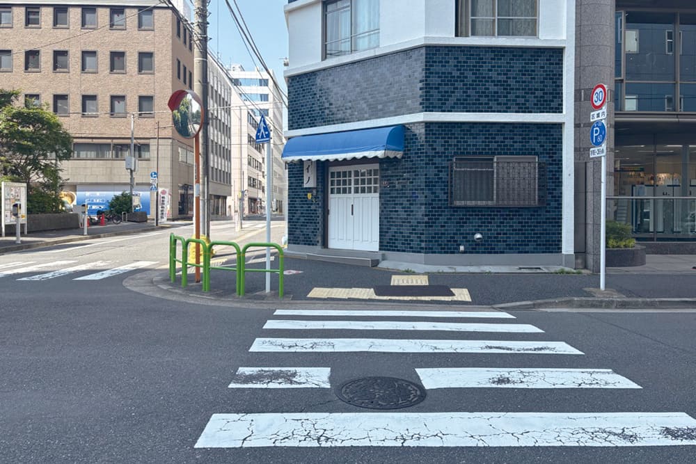 青い屋根の建物の前にある横断歩道。