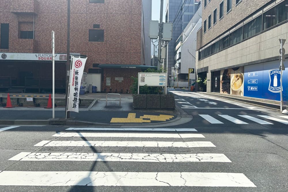 プラットフォームスクウェア付近の横断歩道。右手にローソン。