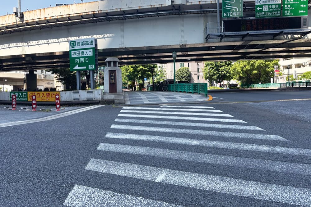 神田橋付近の横断歩道。