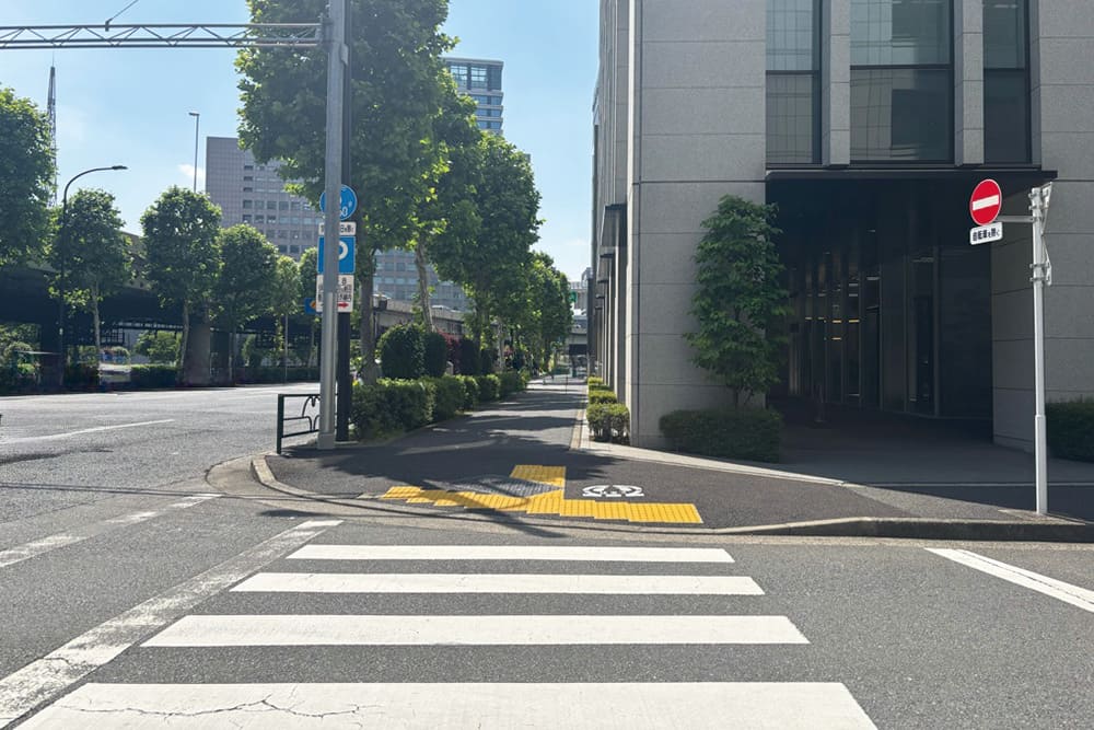 三洋貿易㈱前の横断歩道。