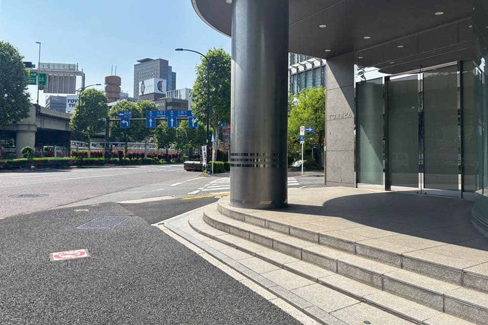 「TG安田ビル」の角の道。