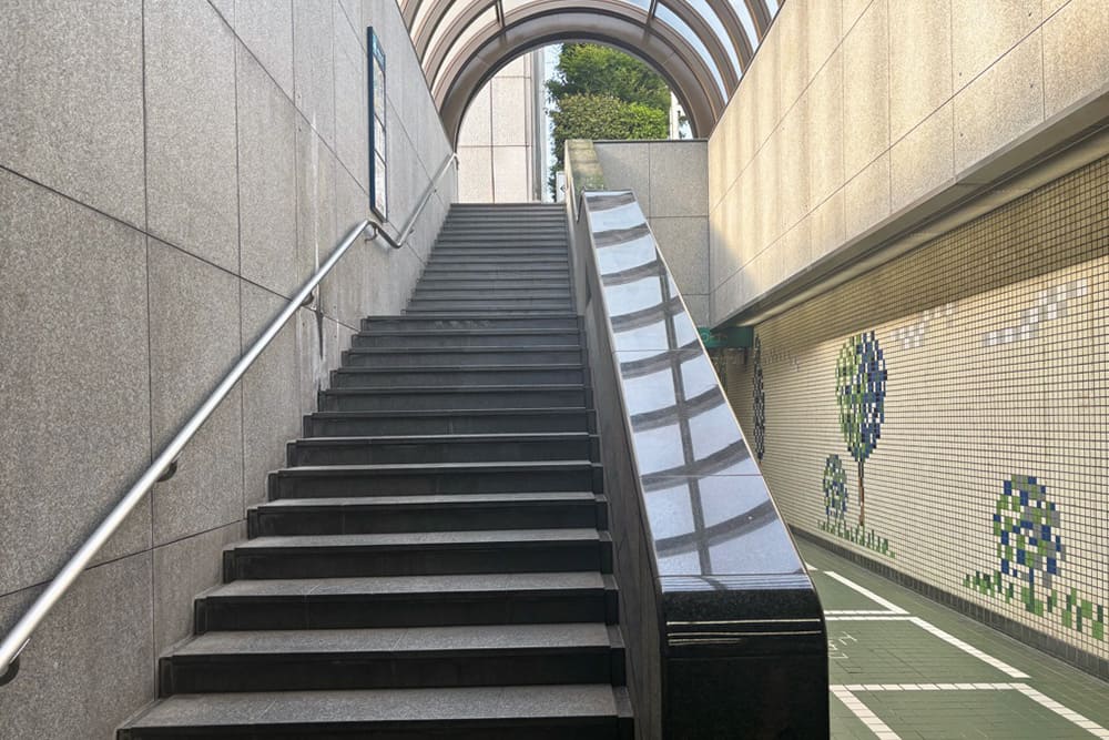 竹橋駅b3出口にある階段と地下通路。